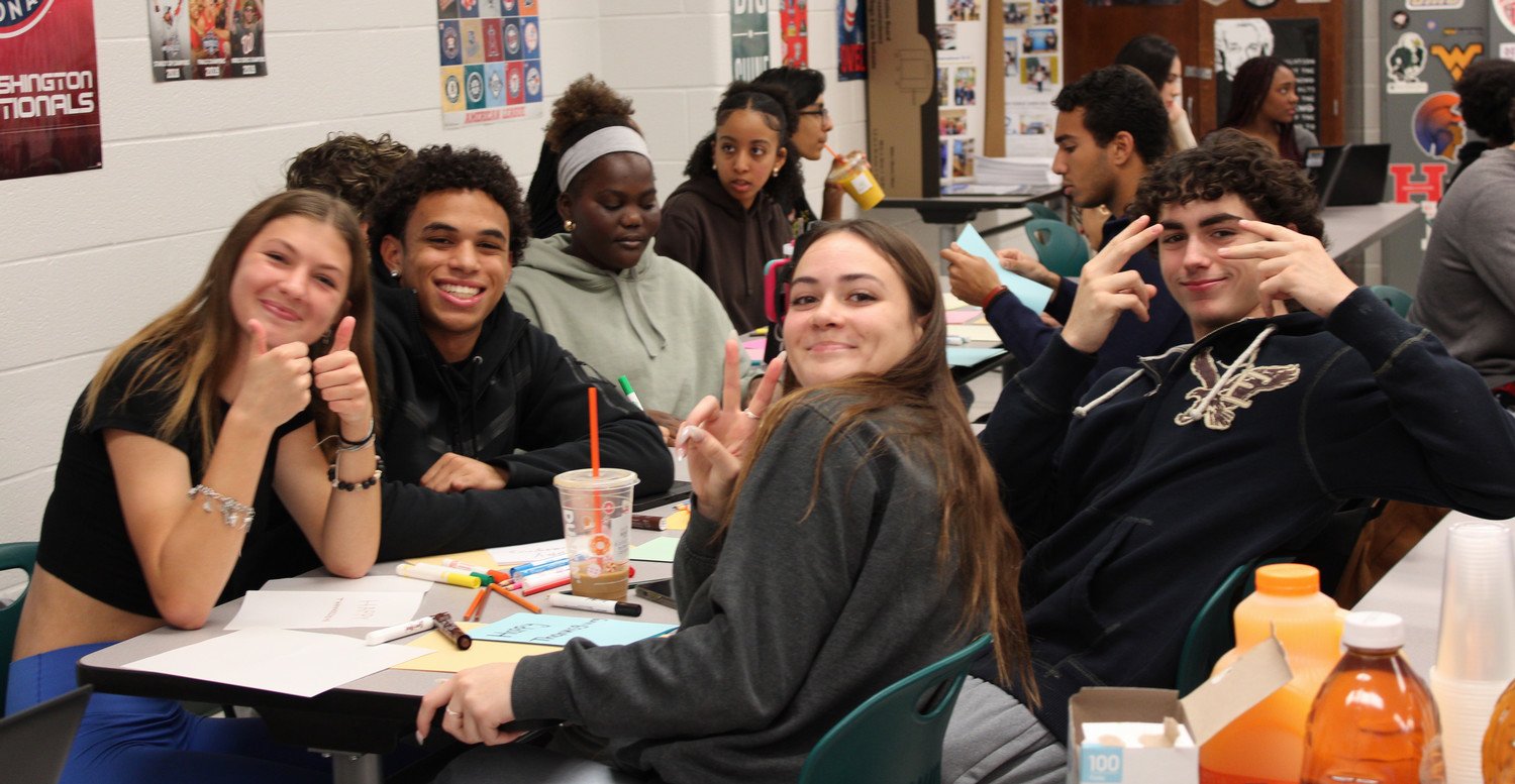 DECA Students making Thanksgiving cards